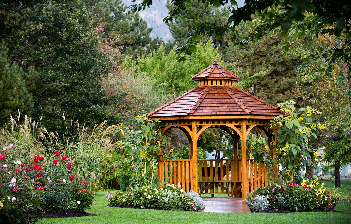 Pavillon aus Holz mit Dachziegeln in einem Garten