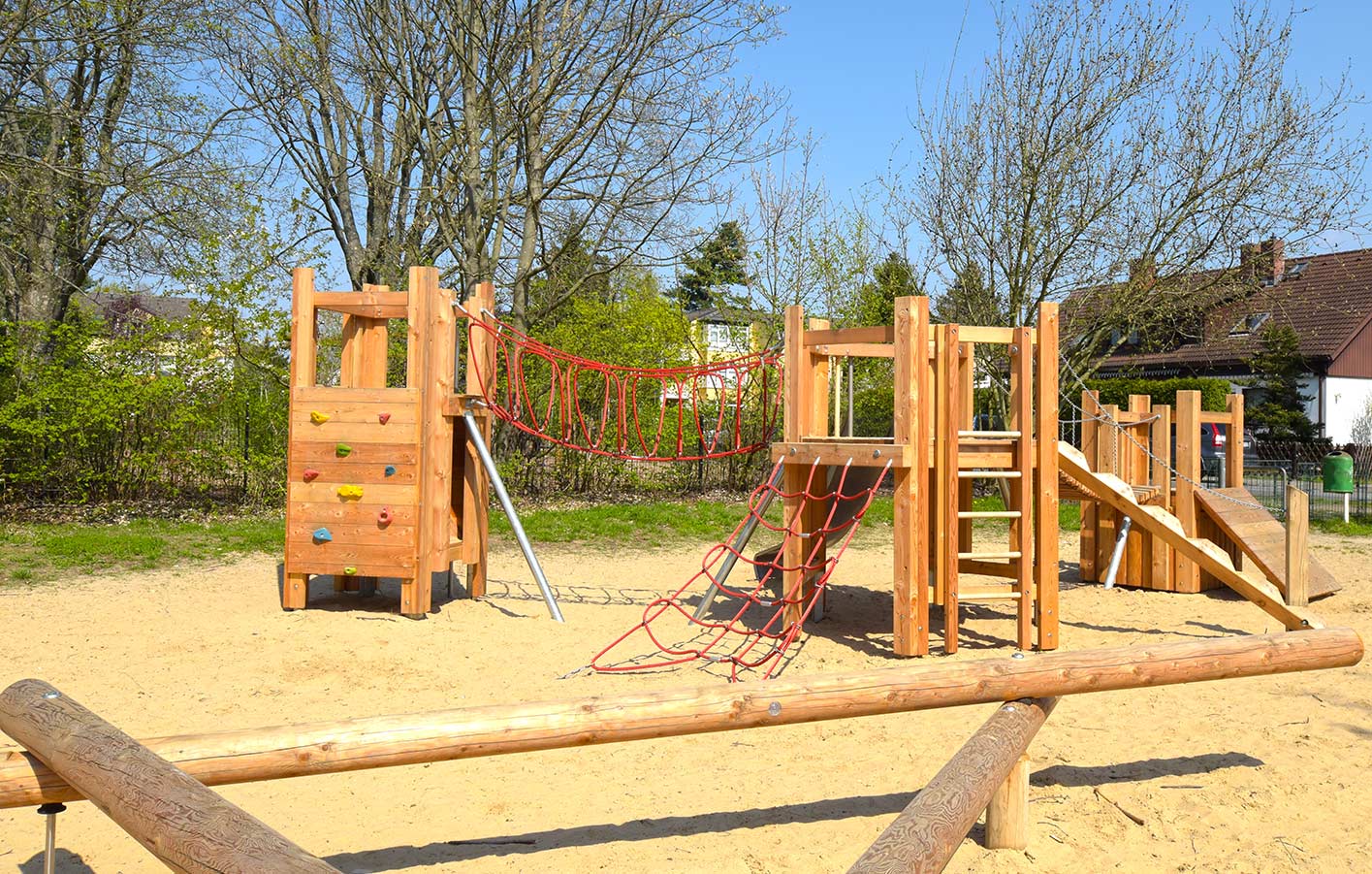 Spielanlage aus Holz auf einem öffentlichen Spielplatz